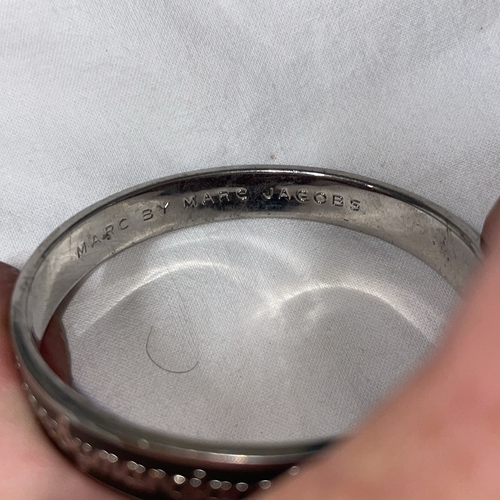 Signed MARC JACOBS silver tone black enamel repeating signature circle bangle 5” - Picture 3 of 3